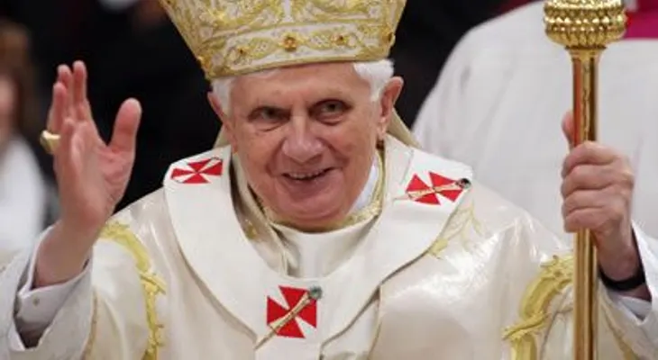 Ratzinger dice renunció al pontificado ante un llamado de Dios