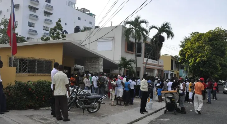 Haitianos piden abrir más oficinas de documentación