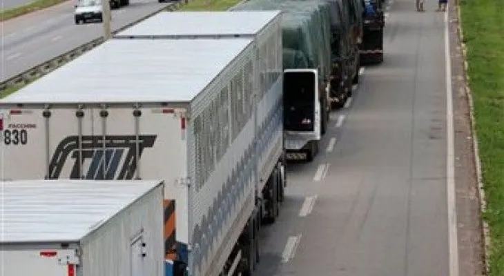 Camioneros levantan paro de 23 días en Colombia 