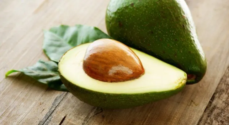 Mascarilla de aguacate para el pelo rizado