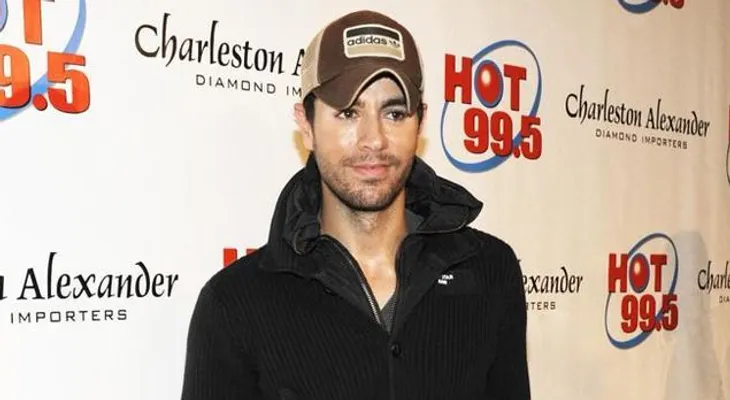 Enrique Iglesias no lamenta haber crecido a la sombra de su padre