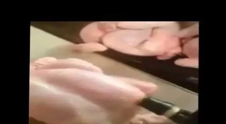 Video: ¿Sabes lo que comes? Así inflan a los pollos antes de ponerlos en venta