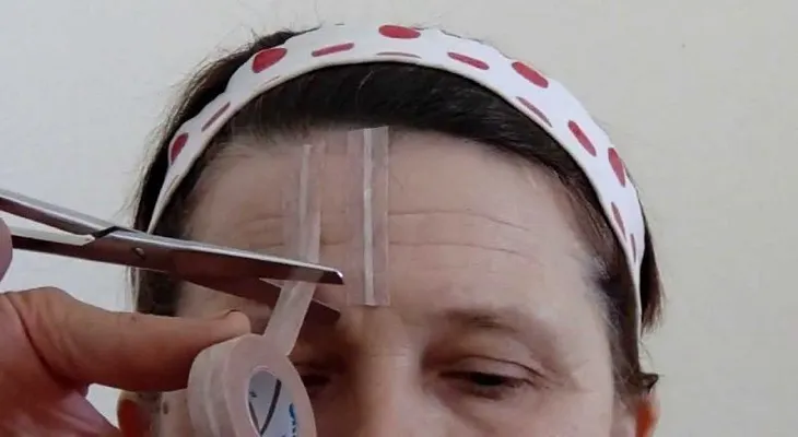 Unas tiras de papel de aluminio en tus patas de gallinas es mejor que el Botox. Fue comprobado con esta mujer y tuvo un efecto jamás visto