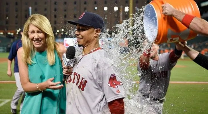 Mookie Betts da tres jonrones y Medias Rojas vencen a Orioles