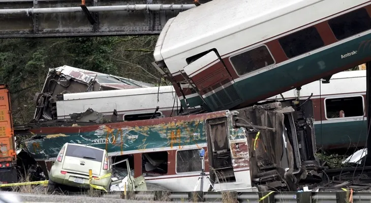 El tren que se descarriló en Washington corría a más del doble del límite de velocidad 