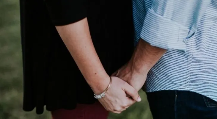 El Phubbing (dejar de atender a alguien por un celular) es la práctica que separa miles de parejas en el MUNDO