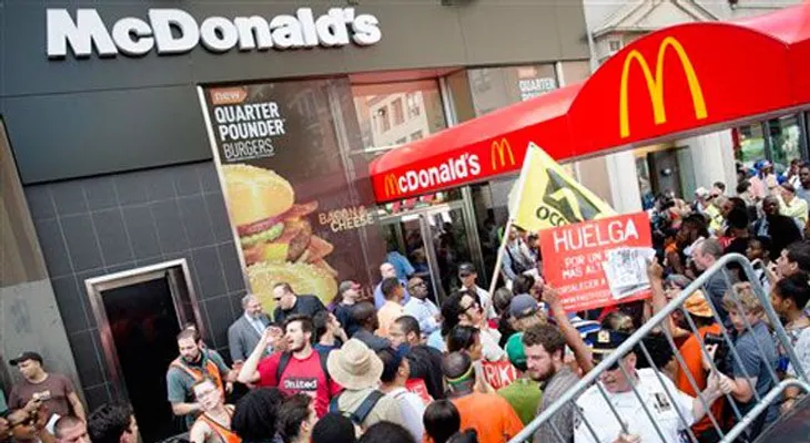 Empleados de McDonald's, Burger King y Wendy's se van a huelga  