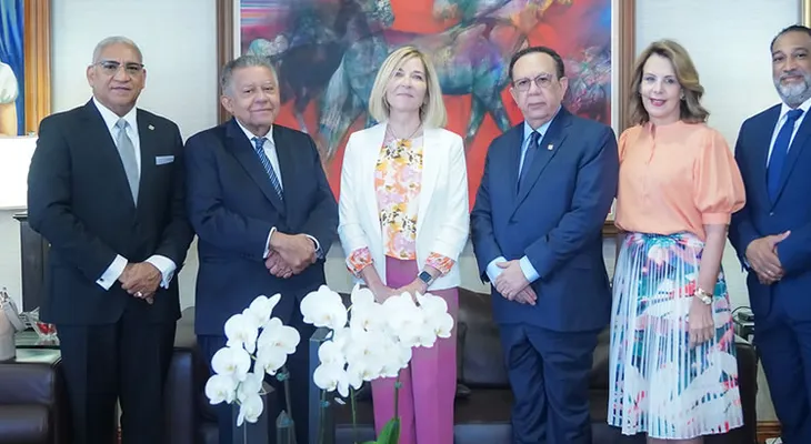 Valdez Albizu recibe a María Valldecabres de la Fábrica Nacional de Moneda y Timbre de España