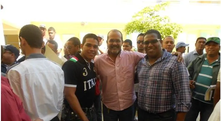 Dirigente del PLD dona útiles deportivos a jóvenes de Palo Alto