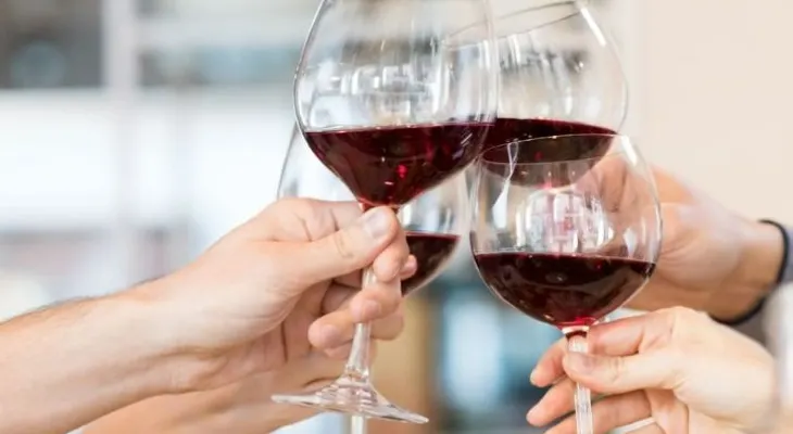 Una copa de vino es un "empujoncito" para bajar los kilos de más y lo mismo que una hora de ejercicio