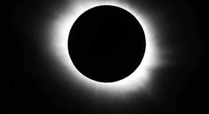 Un eclipse total brilla sobre las islas árticas de Svalbard 