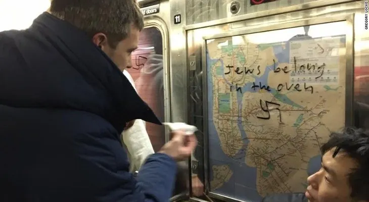 Esvásticas aparecieron en el metro de Nueva York y esta fue la reacción de los pasajeros