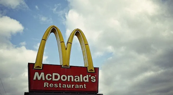 Polémica en McDonald s: No atendemos a gente sin hogar