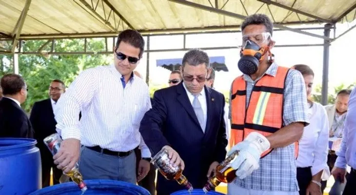 Aduanas destruye 2 mil cajas de bebidas alcohólicas 