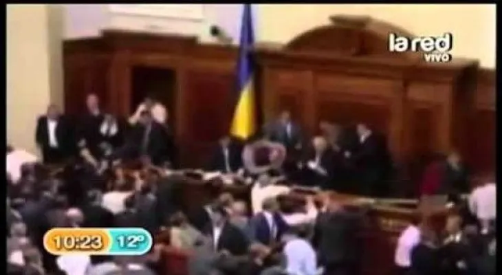 Legisladores se pelean a sillazos en parlamento turco