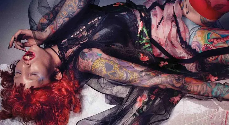 La impactante producción de fotos de una modelo con "síndrome del ojo de gato" para una famosa revista de moda