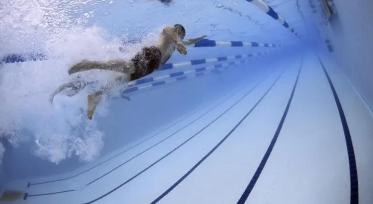 Lo que pone tus ojos rojos en la piscina no es el cloro, sino la orina