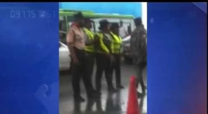 Un chofer golpea a una agente de AMET