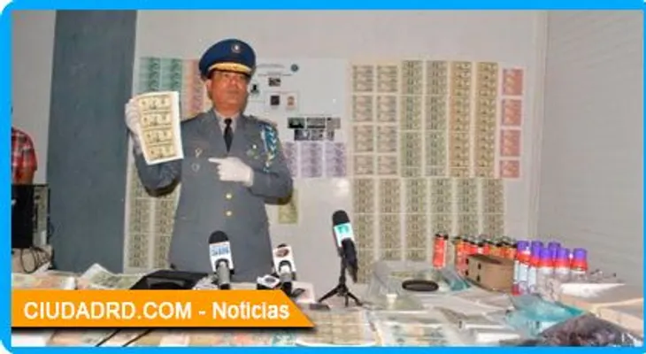 Desmantelan banda falsificaba pesos y dólares