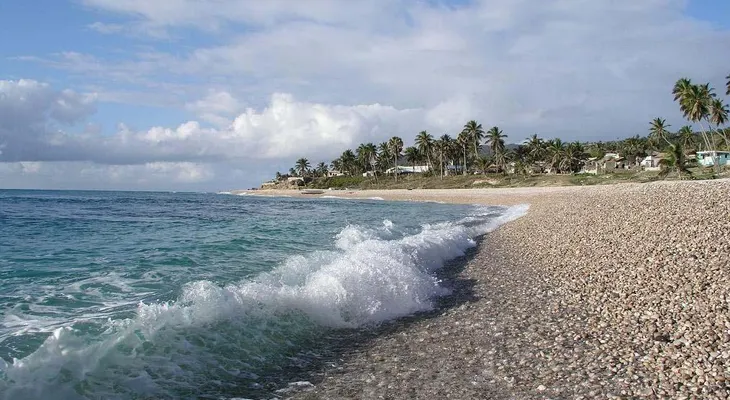 Joven identificado como Alexander Aquino, de 19 años, se ahoga en playa de Barahona