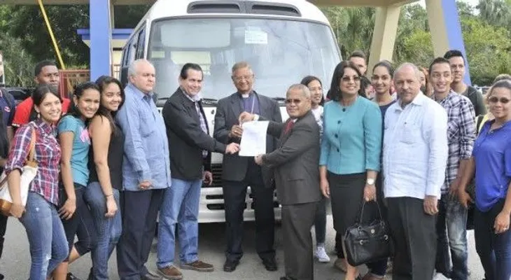 Presidencia entrega dos autobuses y una ambulancia