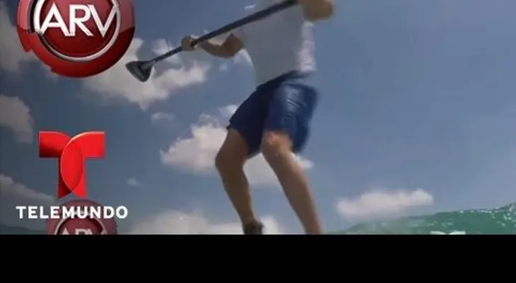 Tiburón le brinca encima a un surfista (VIDEO)