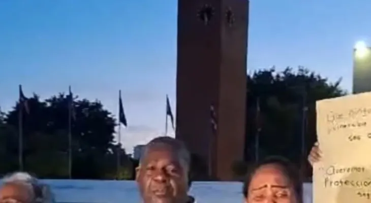 Familiares de dominicanos reclutados para la guerra en Rusia protestan frente al Congreso y piden a Abinader su retorno