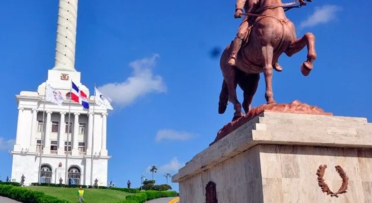 Llueven críticas a planes concesión en Monumento
