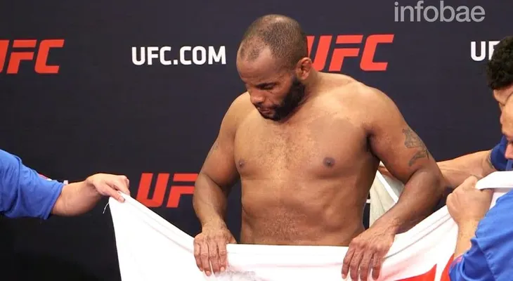 Polémico pesaje en la UFC: ¿bajó medio kilo en dos minutos o hizo trampa?