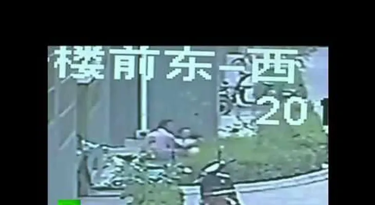 Video: Milagrosamente, un hombre salva una niña de 2 años cayó de un octavo piso