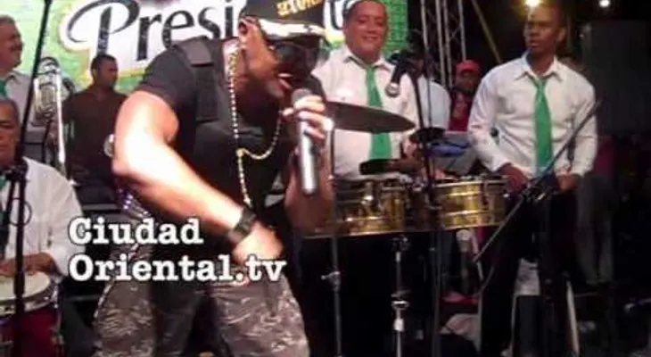 Sexappeal actúa protegido con un chaleco anti balas en el carnaval de SDE (Vídeo)