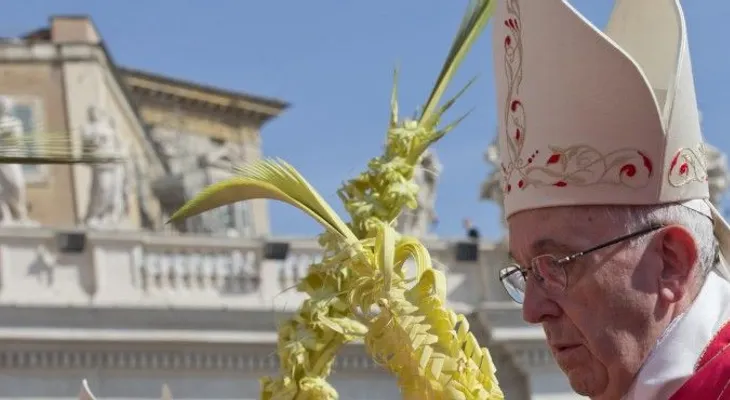 El papa Francisco da inicio a la Semana Santa al bendecir palmas y ramos de olivo