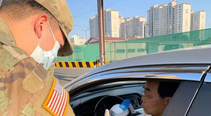 Militares de EEUU aplican "prueba del vinagre", para detectar el coronavirus. Un pequeño algodón humedecido de vinagre 