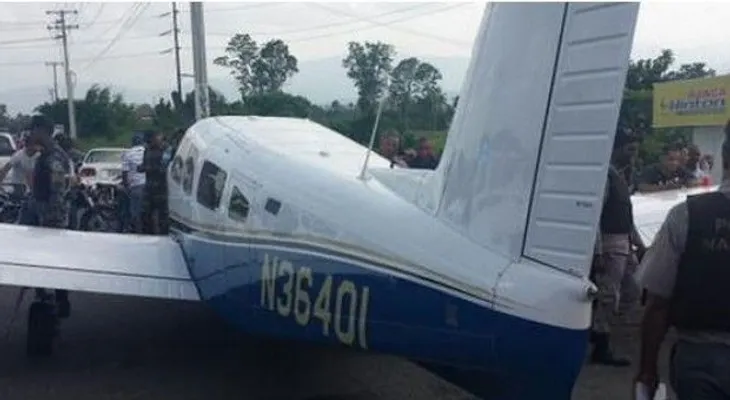 Avioneta aterriza de emergencia en la autopista Duarte