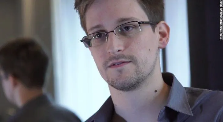 Camilo Egaña presenta una entrevista con Edward Snowden