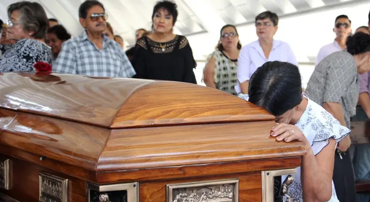 Un sacerdote "del demonio" no toma en cuenta el dolor de la familia de un niño que se suicidó