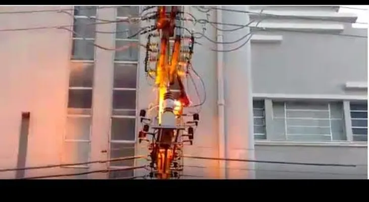 Un hombre se electrocuta y cae muerto al pavimento (VIDEO)
