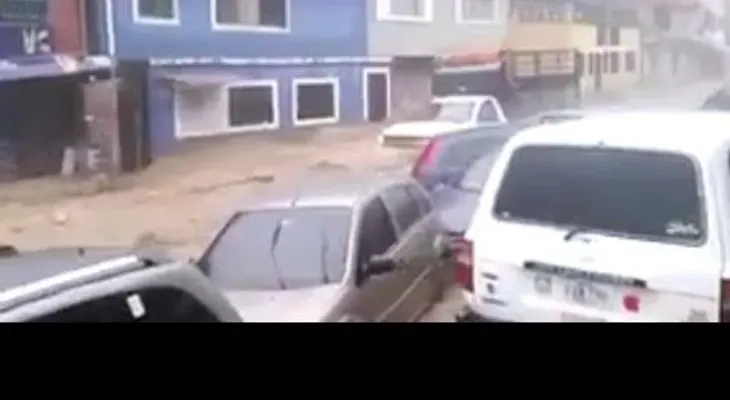 Se desborda el río venezolano Guaire (VIDEO IMPACTANTE)