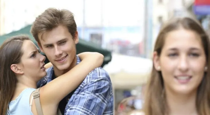 ¿Qué explica que tu novio mire a otras mujeres?