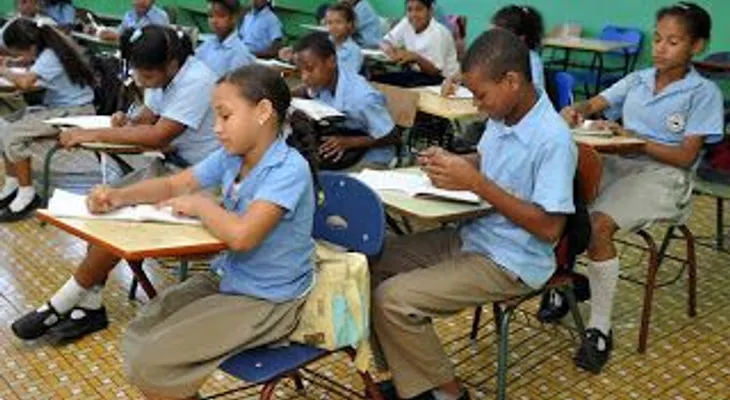 Escuela de San Luis solo tiene una profesora para ocho cursos