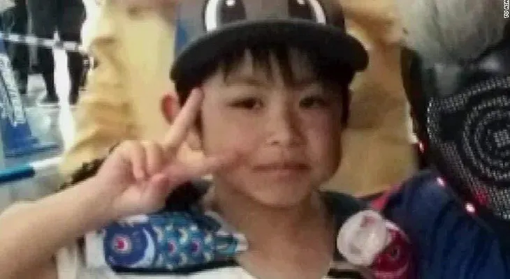 Encontraron al niño perdido que fue dejado en el bosque por sus padres como castigo