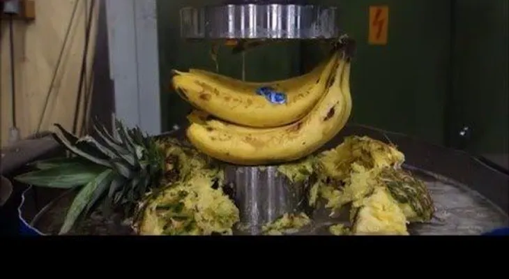¿Delicioso?: Así se prepara una ensalada de frutas con una prensa hidráulica