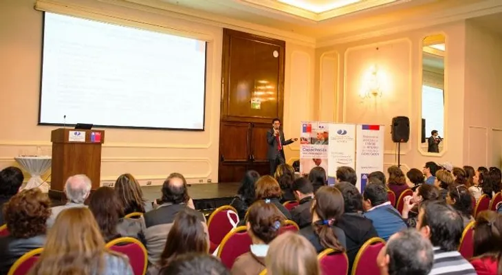 Empresas realizan feria de empleos en Santiago