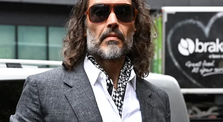 Juez en Londres sustituye un cargo de abuso sexual contra Russell Brand por intento de abuso