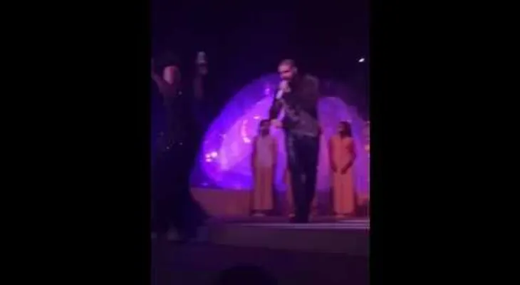 Drake y Rihanna se besan frente a miles de personas 