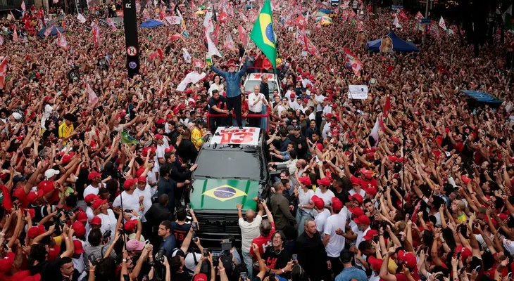 Los momentos que revirtieron la elección en Brasil: del "Ejército de Lula" en WhatsApp a los "nueve dedos"