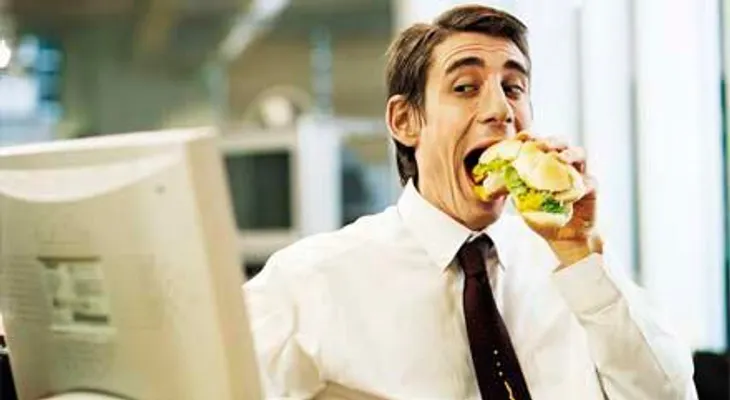 Comer en el escritorio de trabajo genera problemas de salud