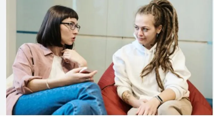 Psicóloga destaca la escucha activa como clave para relaciones más fuertes