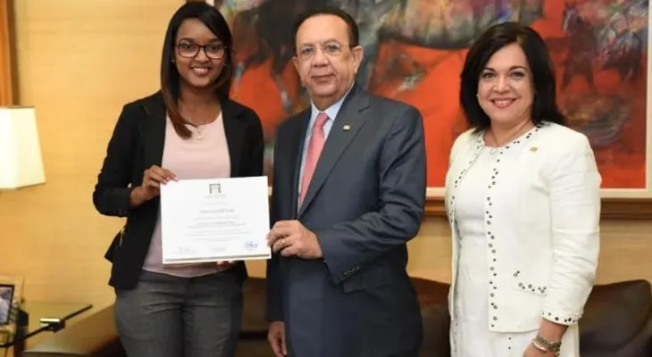 Joven de San Cristóbal gana premio en concurso del Banco Central (BCRD)
