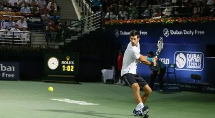 Novak Djokovic abandona partido en cuartos de final de Dubai
